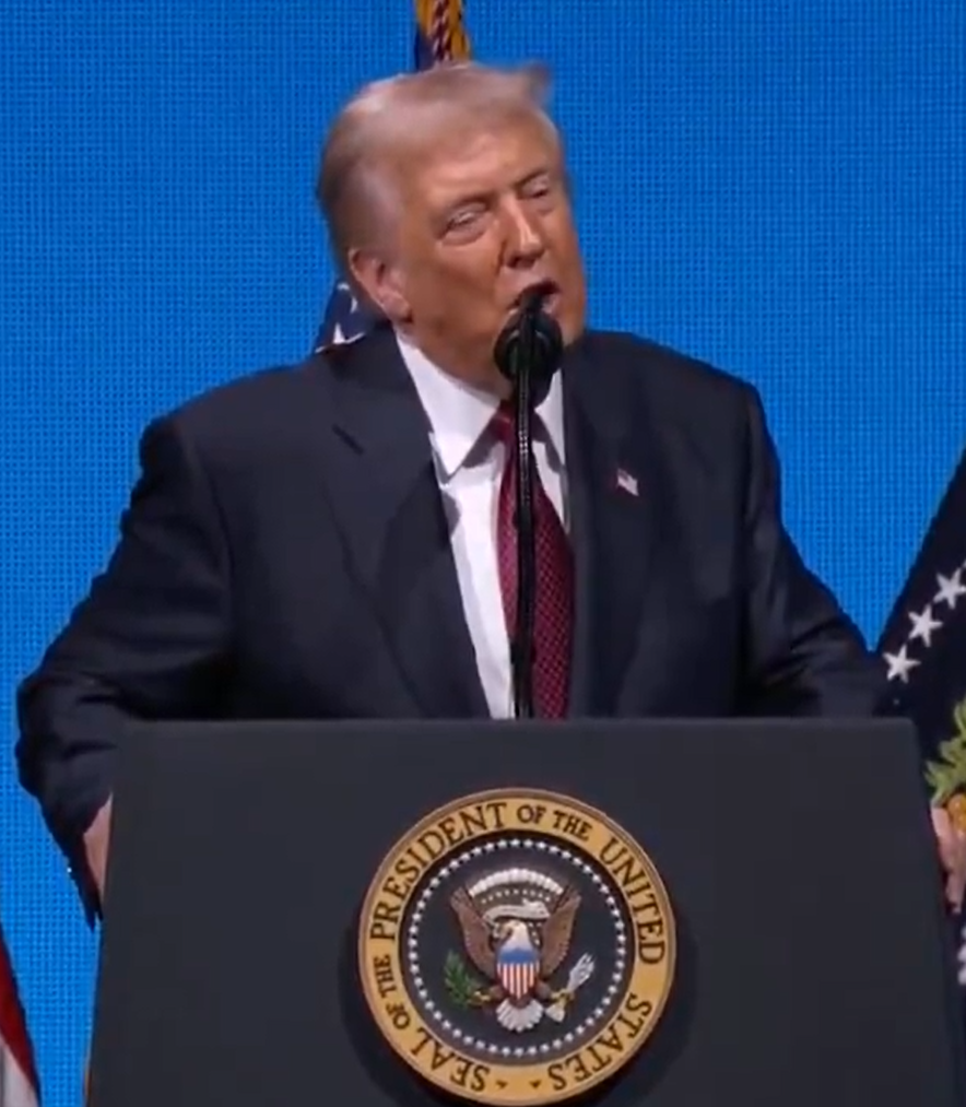 Imagen de Donald Trump advierte qué los demócratas quieren convertir a Estados Unidos en comunista!!. Pone de ejemplo la situación de Cuba y Venezuela, lo que pasa allá es malo...